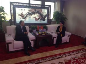 鄺遠(yuǎn)平與河南省工商聯(lián)副主席、鄭州市工商聯(lián)主席薛景霞
